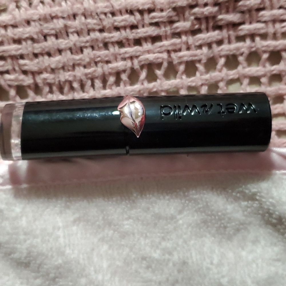 WET n WILD Megalast Matte Mat 1111418 Sasspot Red Lipstick. NEW. Full Size.